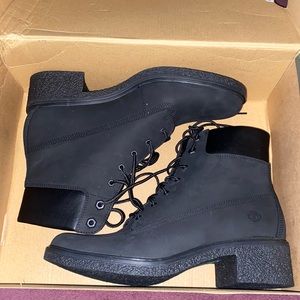 Woman’s Timberland heeled boots